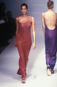 1328290995_SalvatoreFerragamo1997WomenRTW54.thumb.jpg.c34580fd2eff2106943c7a338f4dc712.jpg