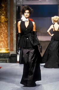 1377597499_VivienneWestwood1996WomenRTW105.thumb.jpg.56e4d3344b5d8c391f24e22283c5f305.jpg