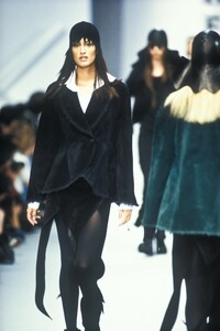1379195796_KarlLagerfeld1993WomenRTW13.thumb.jpg.0ccaa3cd3f3eb64a8f0c32633bbdb37d.jpg