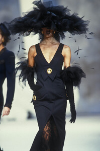 1450156187_Chanel1992HauteCouture92.thumb.jpg.43ee1d774fe2468520055d80794268a5.jpg
