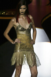 1461015755_GianniVersace2002HauteCouture93.thumb.jpg.e9420f869522c06fdc59c2292d3a0780.jpg