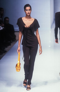 1480570621_SalvatoreFerragamo1997WomenRTW59.thumb.jpg.1ab8525725224e47f7d9632561a5bdce.jpg