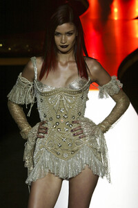 1504878650_GianniVersace2002HauteCouture154.thumb.jpg.ea17866f13b0d7920df7a3ce00e26f06.jpg