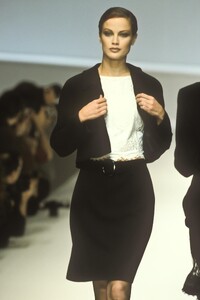 157124879_Valentino1996WomenRTW146.thumb.jpg.8bc8ac6b33318c05b92211b034af635c.jpg