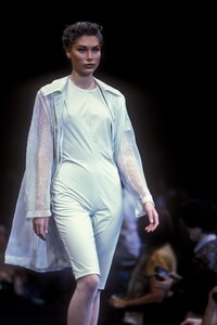 1573458619_CommedesGarcons1991WomenRTW16.thumb.jpg.51f543e189667e06ff11af783a9e47fb.jpg