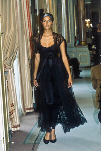 1573557233_Chanel1996HauteCouture37.thumb.jpg.db30e6eea9adc2969e89e02b882dbd50.jpg