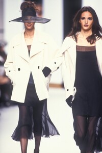 1633442184_KarlLagerfeld1992WomenRTW101.thumb.jpg.abc6baf9f8f06e02f14fec022371f453.jpg