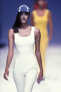 1636198987_IsseyMiyake1991WomenRTW127.thumb.jpg.f9331a1770ffd40260a5491cfc0d93a7.jpg