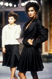 1694913847_VivienneWestwood1996WomenRTW96.thumb.jpg.406be16b91bf58d4c6a852e35d859c04.jpg