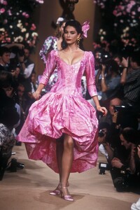 1699211346_YvesSaintLaurent1990HauteCouture150.thumb.jpg.4f56146d7d8f63c73f464eca184c162d.jpg