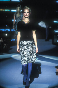 1725538279_VersusbyDonatella1996WomenRTW46.thumb.jpg.6bd08d60020c137404c2171d32db5a70.jpg