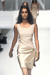 1729726072_Valentino1996WomenRTW137.thumb.jpg.5fb69b668a8dbca09f1a6005b08e8adb.jpg