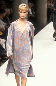 1730100275_Fendi1996WomenRTW43.thumb.jpg.7bd22f95b91ec733da299ac7d14bdaae.jpg