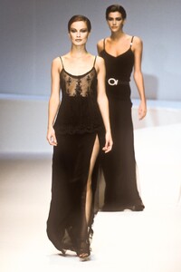 173529021_Valentino1996WomenRTW200.thumb.jpg.224ac7585e1bbc8a530e9bf7ebc9b37f.jpg