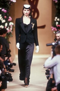 1755821417_YvesSaintLaurent1990HauteCouture224.thumb.jpg.0557961f53c29539f58edd4dcdaae80a.jpg