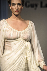 1775392285_GuyLaroche1994HauteCouture111.thumb.jpg.8af307f1a9fb5e025c187e7cf2bae233.jpg