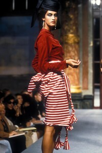 1831214774_VivienneWestwood1996WomenRTW75.thumb.jpg.c4f3c74ea239e980bd23adc3c60d64d1.jpg