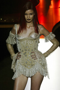 1904886711_GianniVersace2002HauteCouture155.thumb.jpg.1361b34d9c6d3be811a977e99e72a997.jpg