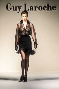 196043982_GuyLaroche1994HauteCouture65.thumb.jpg.c73c2066cfe784b856ce9be000779ec5.jpg