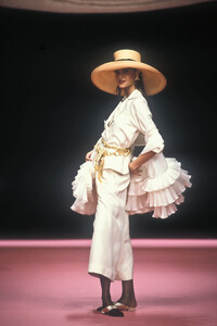 1975273774_ChristianLacroix1992WomenRTW91.thumb.jpg.14ec3a6c049d4b104608780a786f5328.jpg