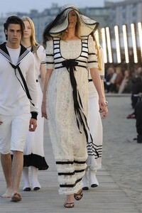 2010-chanelCRUISE-1.jpg