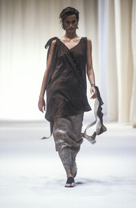 2028223657_AlbertaFerretti1994WomenRTW72.thumb.jpg.c1e18d6b2a9cef98b44bd7ea7a8b3f6b.jpg
