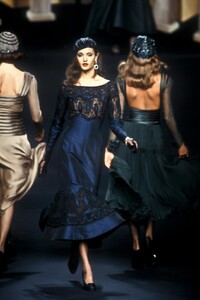2049026336_Valentino1992HauteCouture77.thumb.jpg.74e8fe06d8e5de7b86bee8edd437734d.jpg