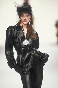 2085755985_YvesSaintLaurent1991WomenRTW47.thumb.jpg.71f189ea0f5efeb83ca07a56d42674d1.jpg