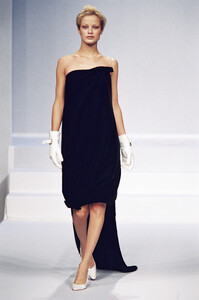 2111686225_Balenciaga1996WomenRTW86.thumb.jpg.85ffd833f5692a95f8d23aa1a3702c1d.jpg