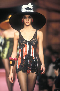 2127829076_ChristianLacroix1992WomenRTW52.thumb.jpg.c164bec99911efd8f95a4402d1e5ebcc.jpg