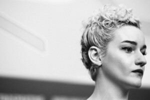 Джулия-Гарнер-фото-Julia-Garner-photo-09.jpg