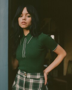 2746973f-3710-4975-b47b-fbd427289fe3-pm-nylon-jennaortega-2.thumb.jpg.1a958ed9746424557cbe7f5a7d4fa136.jpg