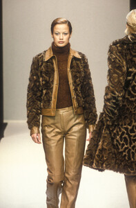 280928161_PacoRabanne1996WomenRTW41.thumb.jpg.18689b0d128ba53d925ceb582319eae9.jpg