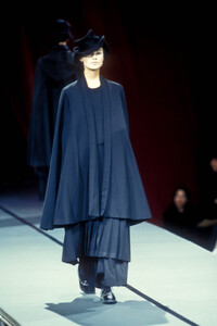358264281_YohjiYamamoto1995WomenRTW75.thumb.jpg.4a70042cfcae3bf1c9ebb8dcd7e386cc.jpg