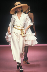 412087001_ChristianLacroix1992WomenRTW92.thumb.jpg.0d337f1a8b211976e1b1959e65939bd6.jpg