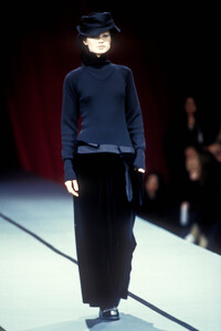 421937507_YohjiYamamoto1995WomenRTW1.thumb.jpg.92f50926c6047830d6fc62385565fb44.jpg