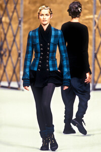 427091055_Chanel1993HauteCouture163.thumb.jpg.9f2275f435299f014d828796b71af86c.jpg