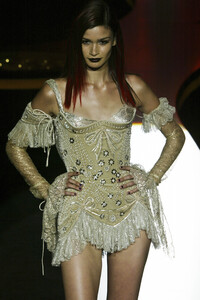459620442_GianniVersace2002HauteCouture156.thumb.jpg.3ad2f0bc3a095dbc5e312c70555a0845.jpg