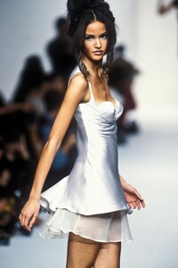 474869941_JohnGalliano1992WomenRTW52.thumb.jpg.b5744eb3ed1fd2cdf3aef439460dc697.jpg