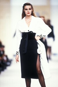 529129101_Valentino1989WomenRTW134.thumb.jpg.57b0240df30acea084a2edd9bca753e2.jpg