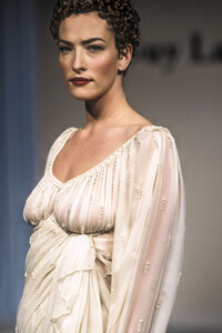 534117480_GuyLaroche1994HauteCouture110.thumb.jpg.4e3bfe701365c6561a71d5ed9a47407c.jpg