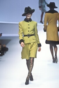 538653234_Valentino1996WomenRTW18.thumb.jpg.fdedabb0452f3fdb303c627dbebacc68.jpg