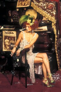 647327116_JohnGalliano1998WomenRTW45.thumb.jpg.cda6d160e8b4b28ab257e99fc25bb91e.jpg