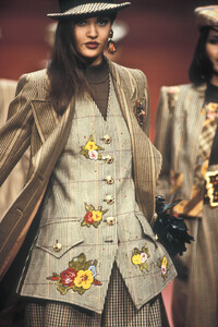685048531_ChristianLacroix1992WomenRTW4.thumb.jpg.fb7539a2b2e35a3d3c8218b2ce07efb3.jpg