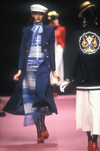 692918142_ChristianLacroix1992WomenRTW25.thumb.jpg.1ecf05762dcf0a6973d9ac385b701417.jpg