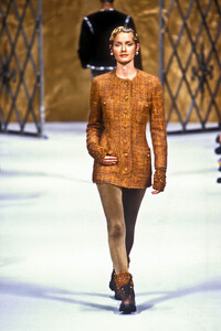 735719616_Chanel1993HauteCouture4.thumb.jpg.521882d76284f49924db3de8e39ff86b.jpg