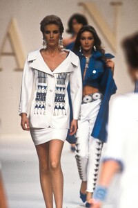771211256_Valentino1991WomenRTW46.thumb.jpg.536f80292dc10fdc81e3b1c50dfcc1bf.jpg