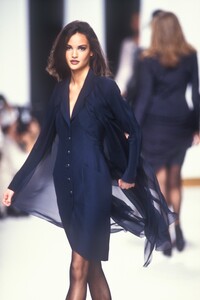 790794361_KarlLagerfeld1992WomenRTW9.thumb.jpg.e904f9a7e4069f1f635bebaa69c67fd6.jpg