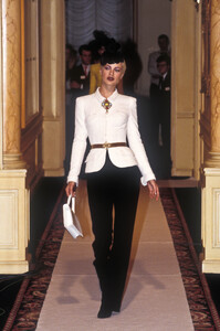 792981003_Chanel1996HauteCouture29.thumb.jpg.9996ba1fe422adbf04941fffe630f7c9.jpg