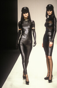 861289596_PacoRabanne1995WomenRTW3.thumb.jpg.13820826bf51743b0375765ccd9775f9.jpg